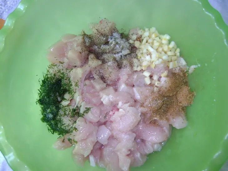 Мясной рулет с разноцветным рисом: шаг 2
