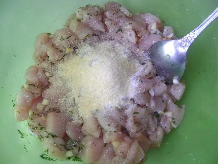 Мясной рулет с разноцветным рисом: шаг 3