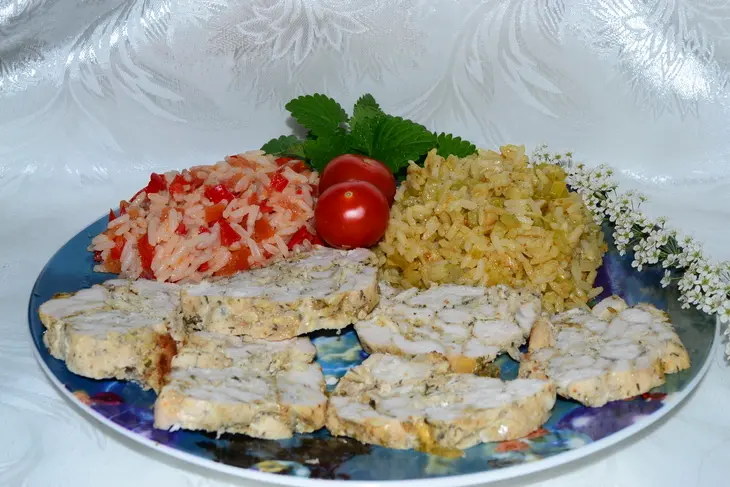 Мясной рулет с разноцветным рисом: шаг 10