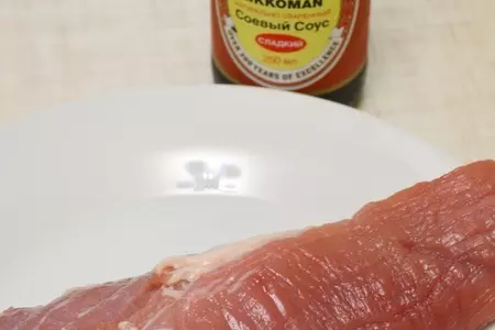 Рулет из запеченного мяса, со сливочным сыром и рукколой.: шаг 1