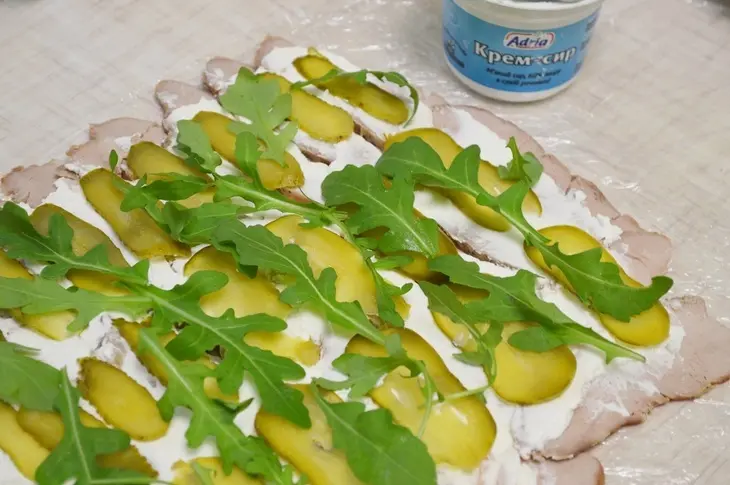Рулет из запеченного мяса, со сливочным сыром и рукколой.: шаг 2