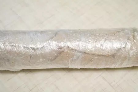 Рулет из запеченного мяса, со сливочным сыром и рукколой.: шаг 3