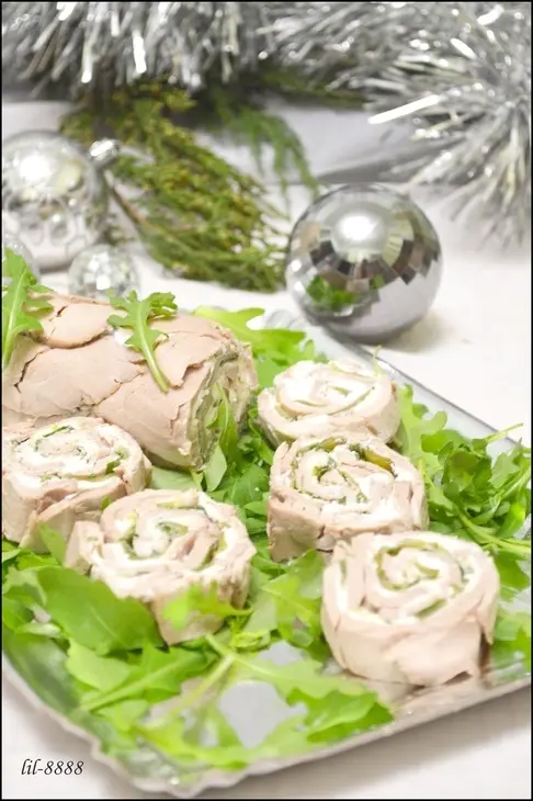 Рулет из запеченного мяса, со сливочным сыром и рукколой.: шаг 4