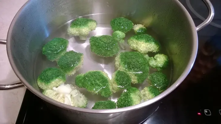 Праздничный рулет с ветчиной и брокколи: шаг 2