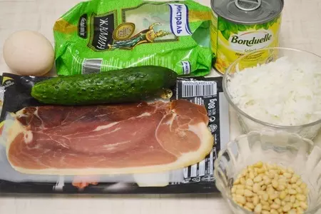 Салат с рисом, овощами и сыровяленым мясом..: шаг 1