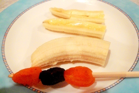 Банановое  эскимо на шашлычке из сухофруктов: шаг 2
