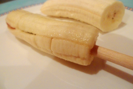 Банановое  эскимо на шашлычке из сухофруктов: шаг 3