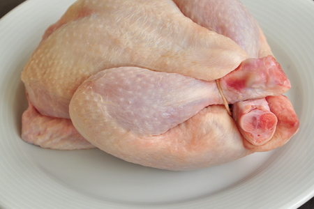 Цыпленок фаршированный клюквой и каперсами: шаг 1