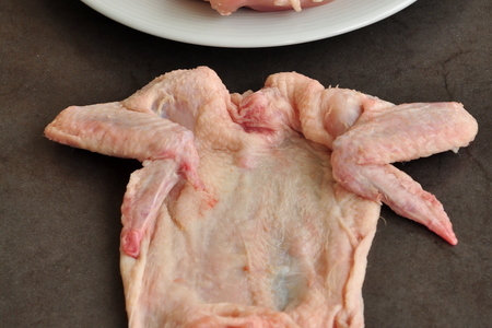 Цыпленок фаршированный клюквой и каперсами: шаг 2