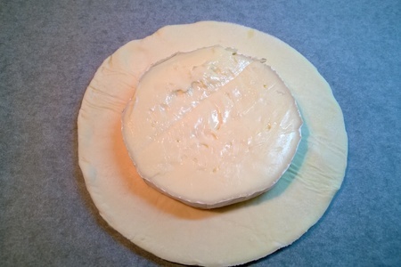 Запеченный сыр бри в тесте с клюквенной начинкой.: шаг 5