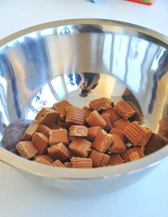 Конфеты "toffifee" с клюквой и фундуком приготовленные руками ребенка: шаг 1