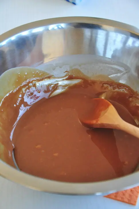 Конфеты "toffifee" с клюквой и фундуком приготовленные руками ребенка: шаг 4