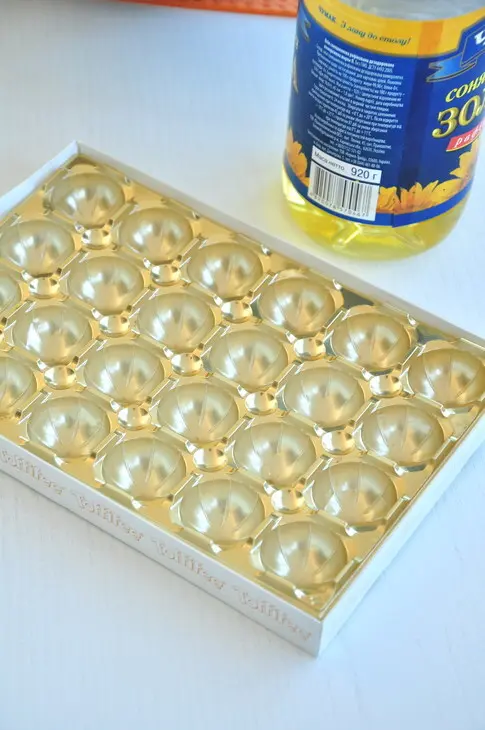 Конфеты "toffifee" с клюквой и фундуком приготовленные руками ребенка: шаг 5