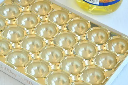 Конфеты "toffifee" с клюквой и фундуком приготовленные руками ребенка: шаг 5