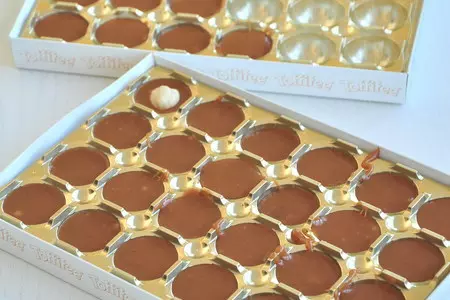 Конфеты "toffifee" с клюквой и фундуком приготовленные руками ребенка: шаг 6