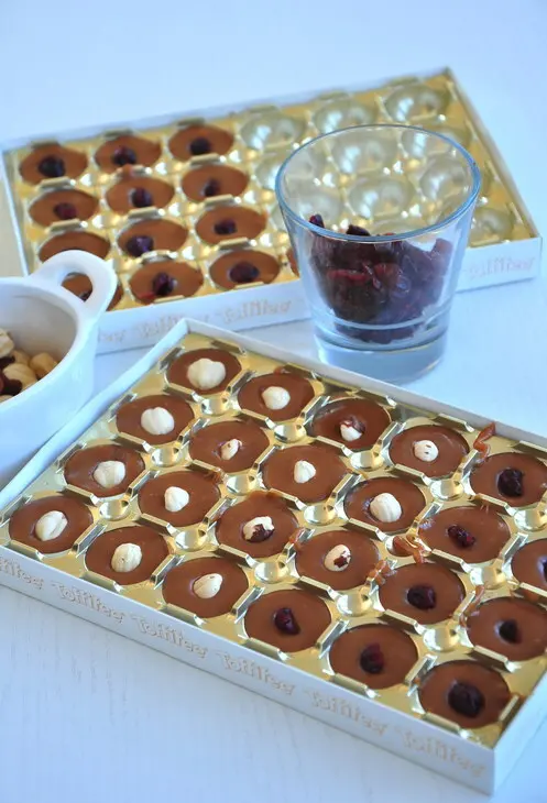 Конфеты "toffifee" с клюквой и фундуком приготовленные руками ребенка: шаг 8