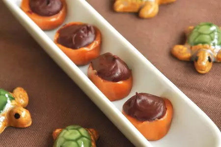 Конфеты "toffifee" с клюквой и фундуком приготовленные руками ребенка: шаг 11