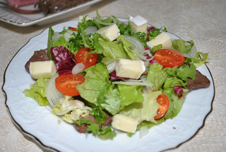 Праздничный салат с ростбифом, сыром и свежими овощами: шаг 16