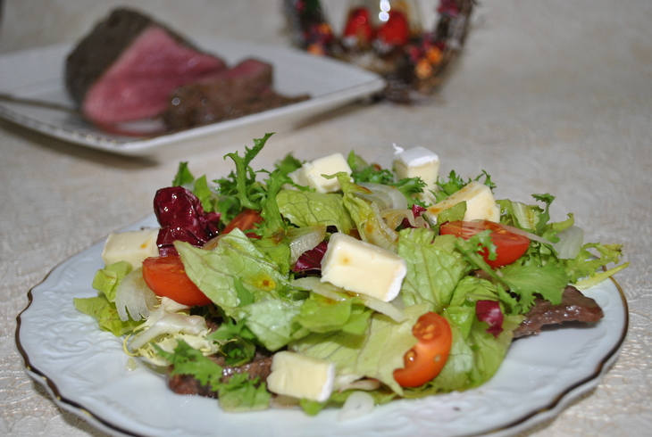 Праздничный салат с ростбифом, сыром и свежими овощами: шаг 17