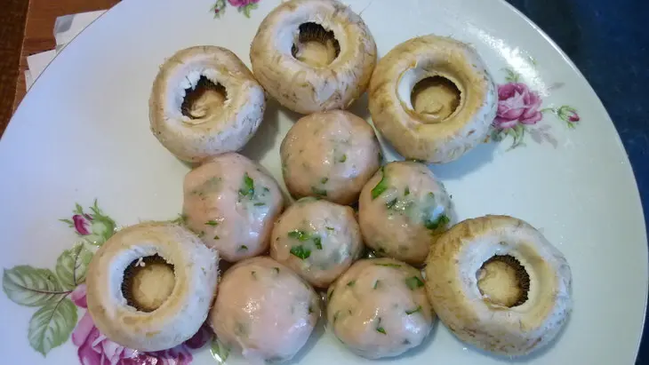 Шампиньоны с сырным кремом и шапочкой из куриной грудки: шаг 3