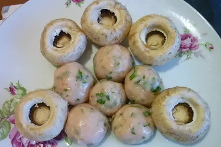 Шампиньоны с сырным кремом и шапочкой из куриной грудки: шаг 3
