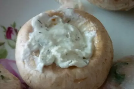 Шампиньоны с сырным кремом и шапочкой из куриной грудки: шаг 4