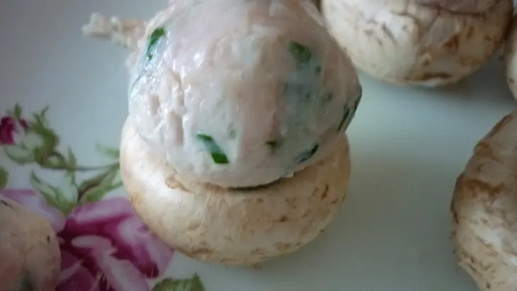Шампиньоны с сырным кремом и шапочкой из куриной грудки: шаг 5