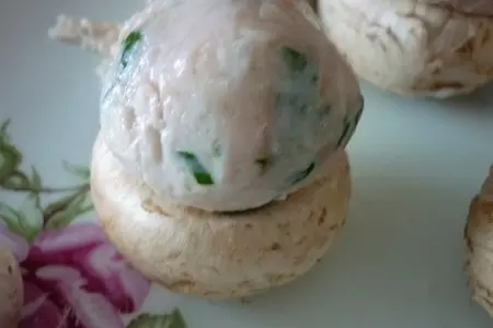 Шампиньоны с сырным кремом и шапочкой из куриной грудки: шаг 5