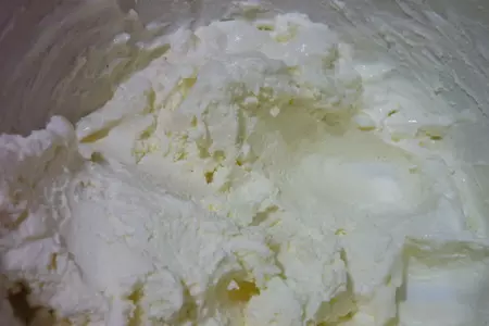 Бисквитный рулет с начинкой из творога и халвы: шаг 1