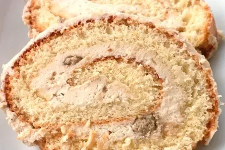 Бисквитный рулет с начинкой из творога и халвы: шаг 8
