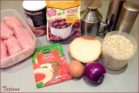 Рулеты из индейки с вяленой клюквой в миндальной панировке+соус клюквенный: шаг 1