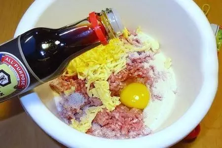 Мясной рулет с начинкой из макарон: шаг 2