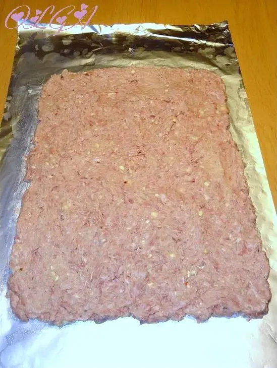 Мясной рулет с начинкой из макарон: шаг 5