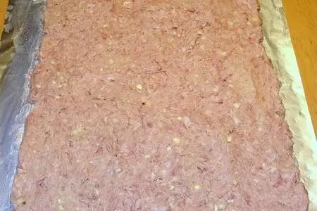 Мясной рулет с начинкой из макарон: шаг 5