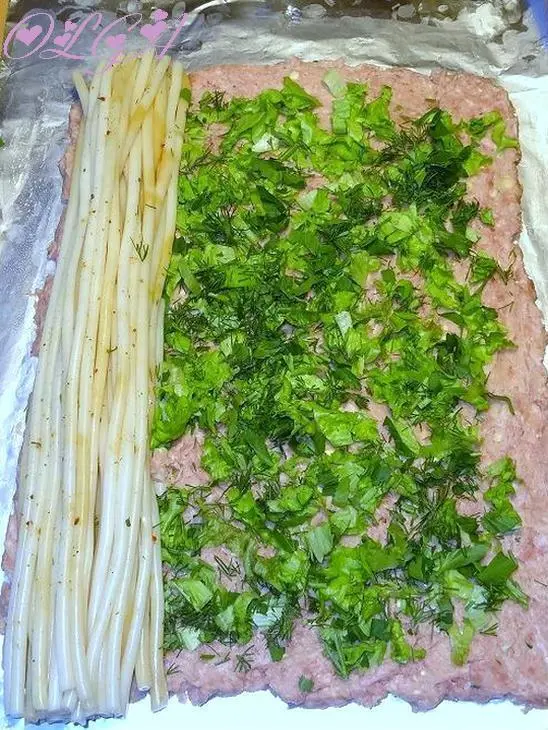 Мясной рулет с начинкой из макарон: шаг 8