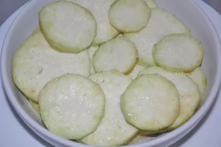 Шарлотка мясная с баклажанами: шаг 1