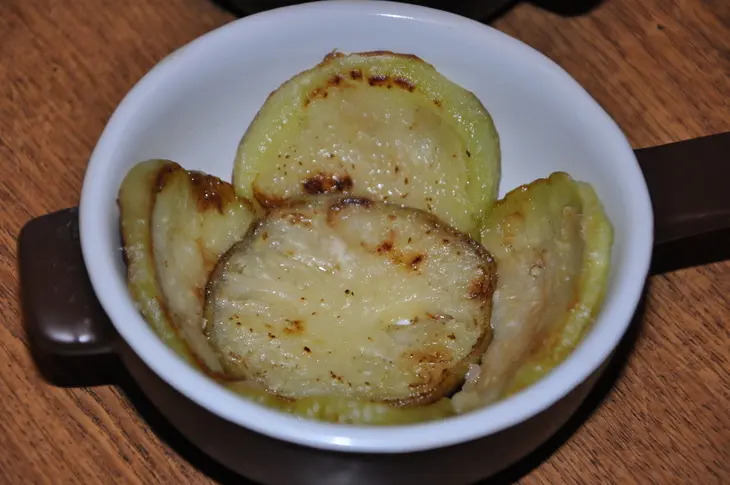 Шарлотка мясная с баклажанами: шаг 4