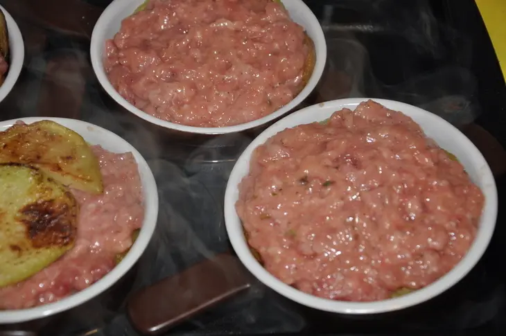 Шарлотка мясная с баклажанами: шаг 5
