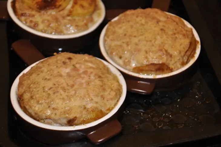 Шарлотка мясная с баклажанами: шаг 6