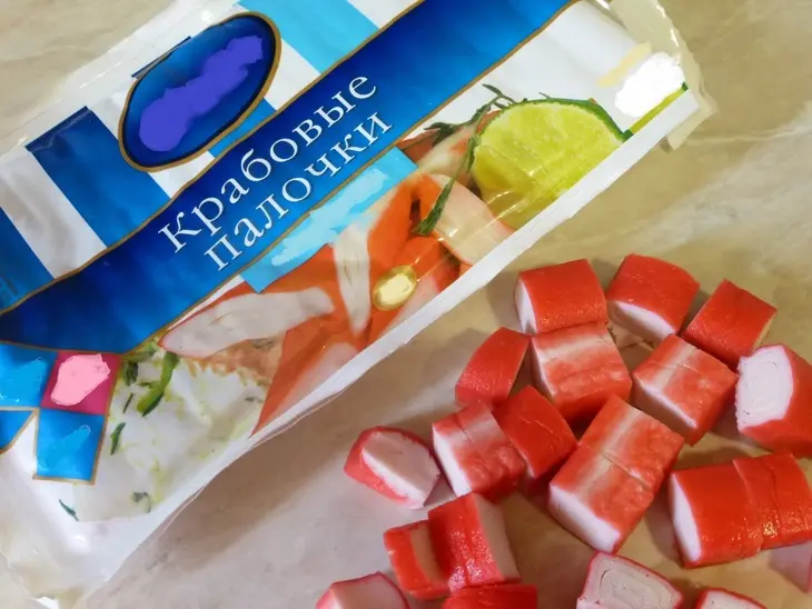Творожный крем с крабовыми палочками: шаг 1