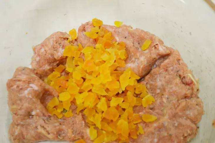 Куриное филе фаршированное свининой и курагой: шаг 3