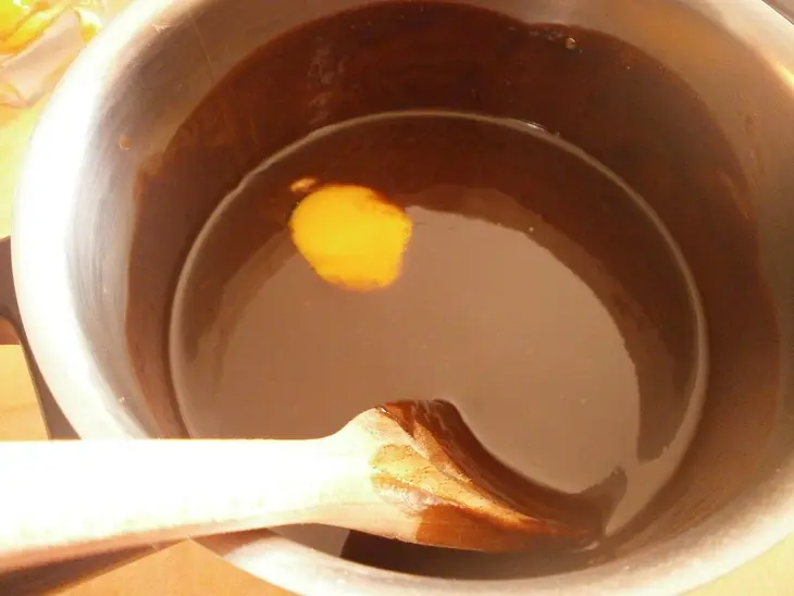 Мягкий шоколадный торт без муки с грушами: шаг 1