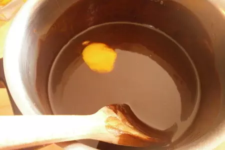 Мягкий шоколадный торт без муки с грушами: шаг 1