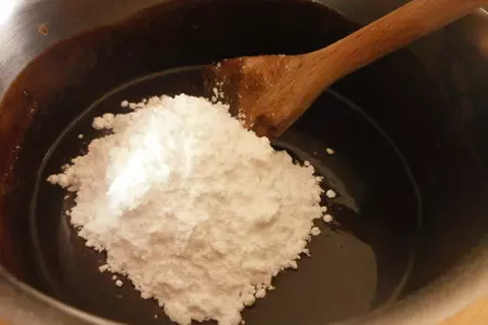 Мягкий шоколадный торт без муки с грушами: шаг 2