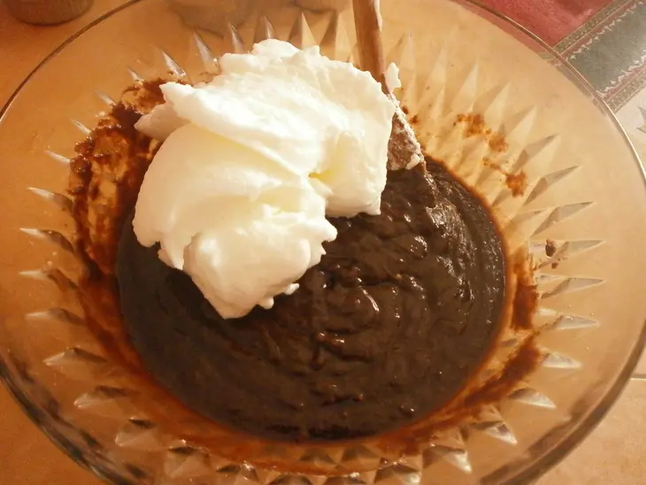 Мягкий шоколадный торт без муки с грушами: шаг 3
