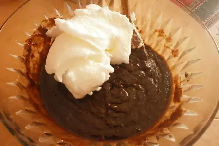Мягкий шоколадный торт без муки с грушами: шаг 3