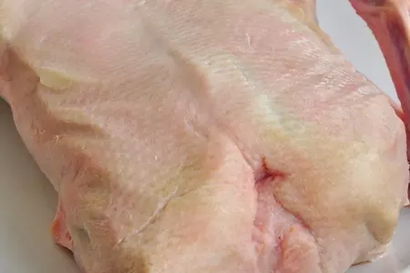 Утка по - царски, фаршированная блинами и клюквой: шаг 1