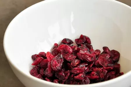 Утка по - царски, фаршированная блинами и клюквой: шаг 4