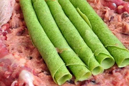 Утка по - царски, фаршированная блинами и клюквой: шаг 13