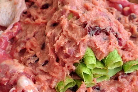 Утка по - царски, фаршированная блинами и клюквой: шаг 16
